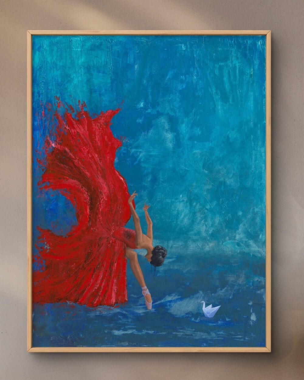 Ballerina i vand med rød kjole og blå baggrund, hænger i stue – kunstplakat af Morten Primdahl