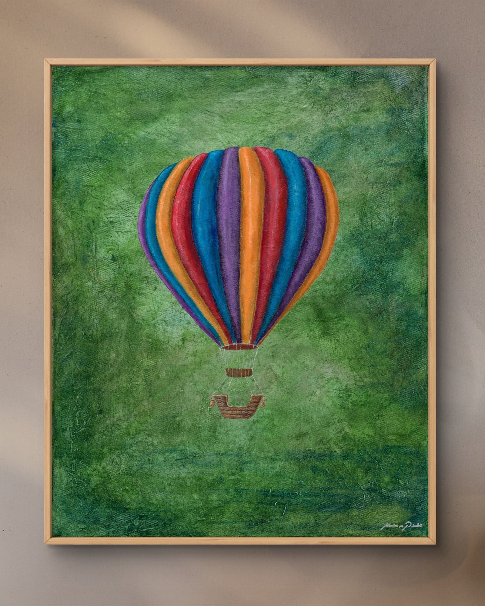 Farverig luftballon over grøn baggrund med skyer – kunstplakat af Morten Primdahl