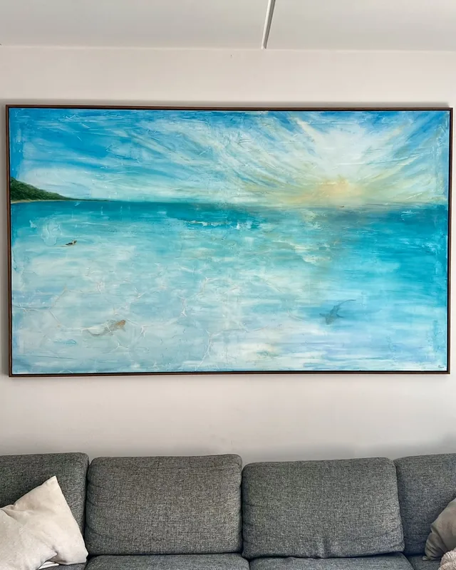 Maleriet Bahamas hænger over sofaen i parrets stue